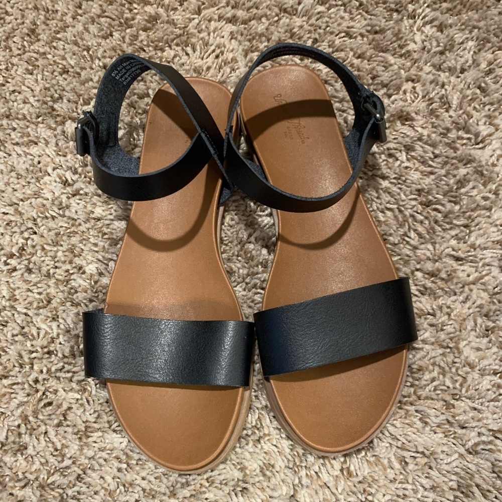 NWOT Universal Thread Sandals